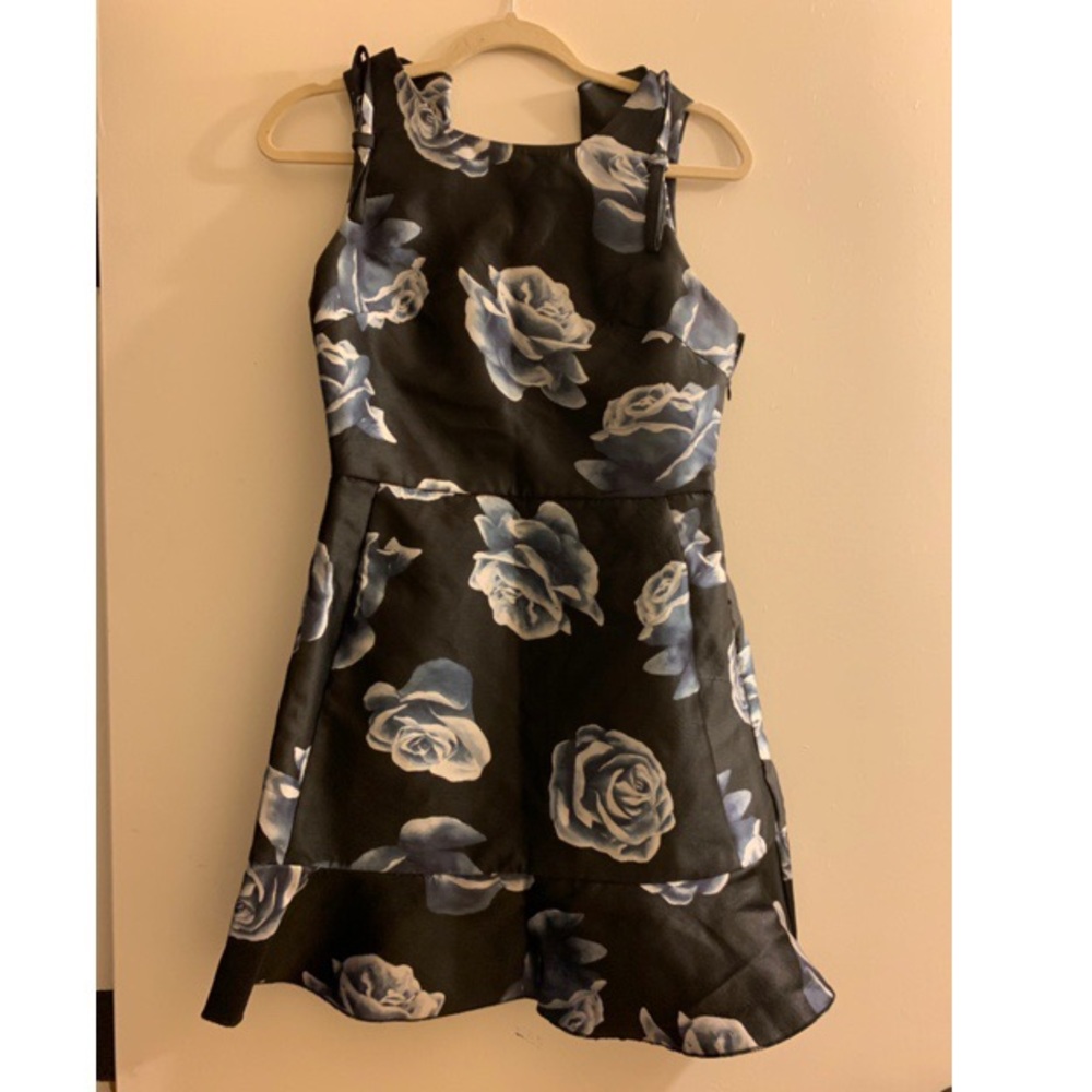 Gianni bini size small open bow back dress